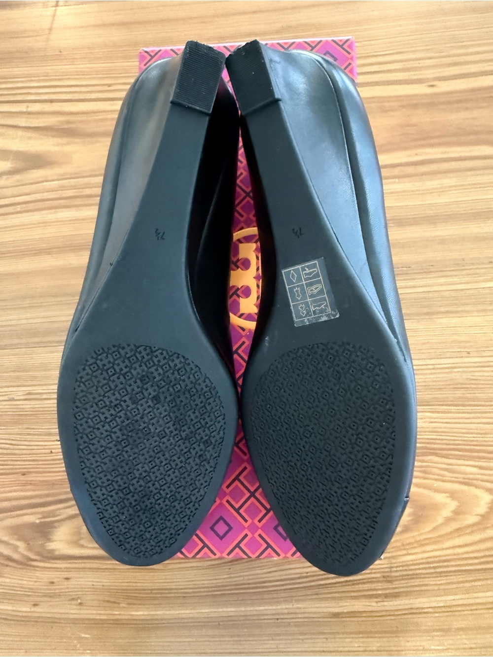 Tory Burch Black Wedge Ballet Flats Gold Logo Cap Toe Size 7.5 - Picture 7 of 9